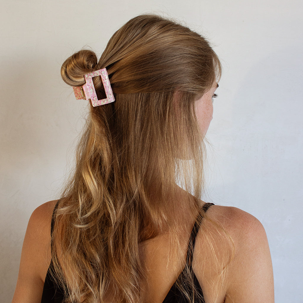 Haarspangen Styling mit dünnem Haar meistern: Die besten Haarspangen & AGVA Studios unschlagbare Kollektion!