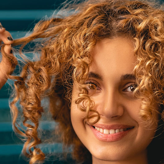 Sind Haarspangen schädlich für Deine Locken? Entlarvung der Mythen