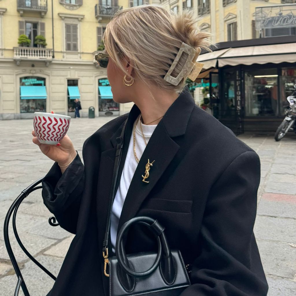 Beige Lia Haarklammer im Haar von AGVA für mittellanges bis langes Haar