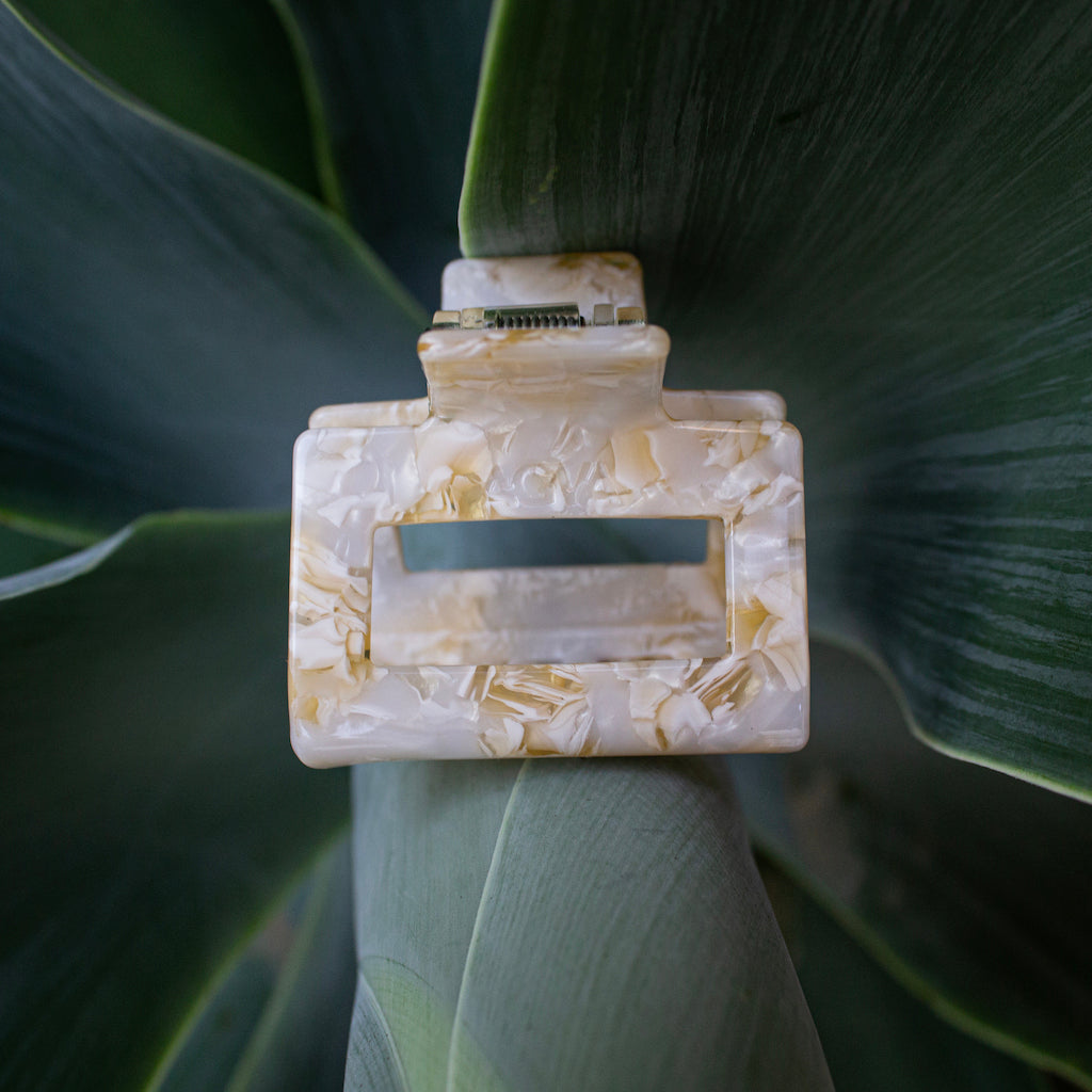 Beige Haarklammer Juna mit Kontrast Hintergrund