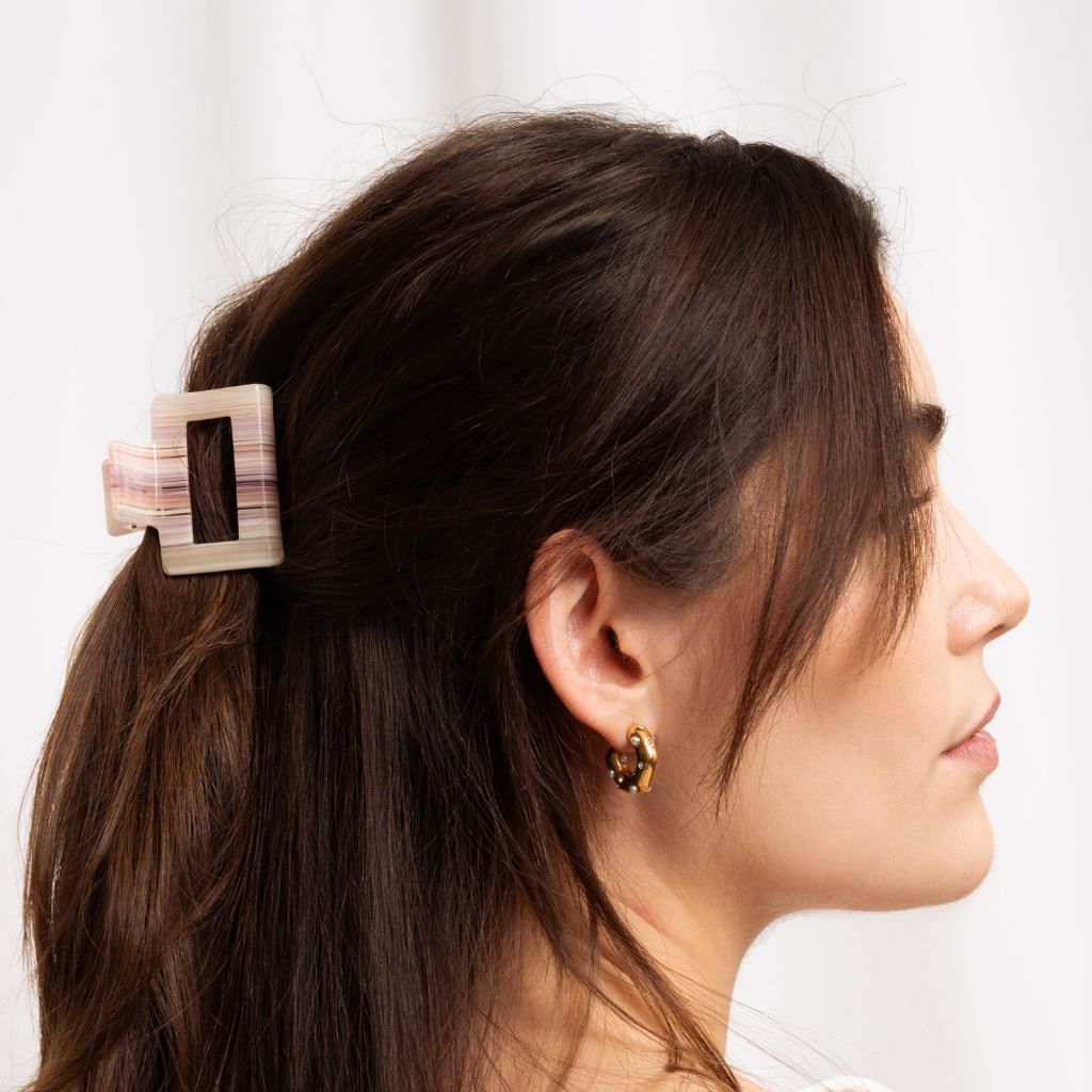 Juna Haarklammer Rosa in den Haaren als Frisur