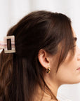Juna Haarklammer Rosa in den Haaren als Frisur